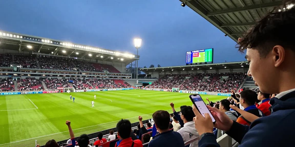 luongsontv2 offering expert betting predictions and live odds analysis in a vibrant stadium atmosphere.
