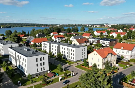 Widok nieruchomości z drona Olsztyn, ukazujący różnorodność stylów architektonicznych i otaczającą przyrodę.