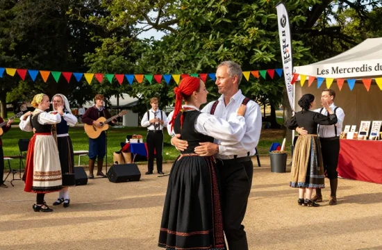 Community gathering at Les Mercredis du Thabor event celebrating Breton culture featuring joyful dancers and local delicacies, highlighting m98 ทางเข้า community connections.